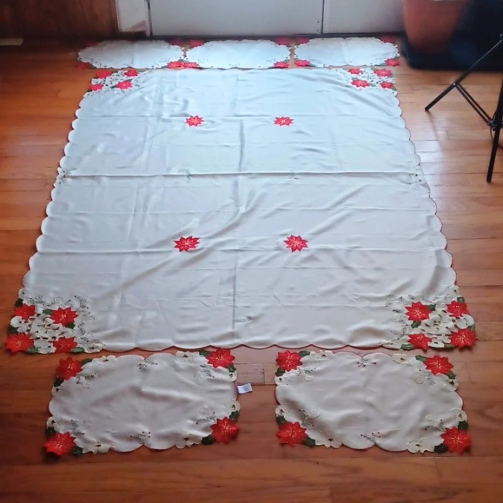 Poinsettia Red Embroidery Table Cloth 51 W 68L  Cream 5 Matching Place Settings